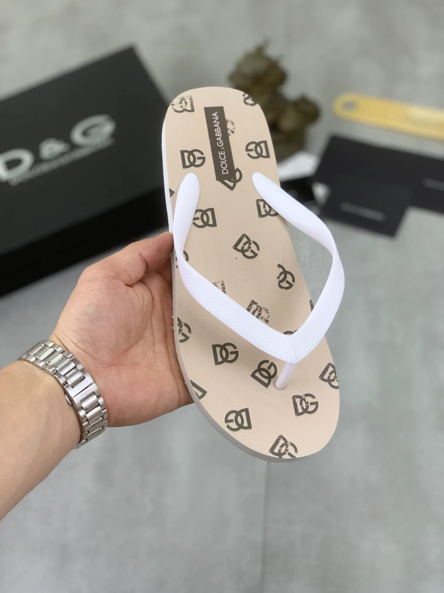 Men's Men's Shoes💰P220💰[New Style]🆘[DG]Official Website Couple🧑‍🤝‍🧑Hot-selling Dolce & Gabbana Men's Flip-Flops are on sale at the counter simultaneously! Original fabric imported from Italy. Original bottom provided by the original factory. Size: Adult 36-45. Children’s size: 30-37. Multiple colors available.